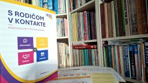 Karty S rodičom v kontakte pred knižnicou – komunikácia s rodičmi
